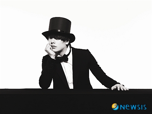 【서울=뉴시스】유상우 기자 = 가수 박효신(29)이 6집 ‘기프트’ 파트2를 발표했다.&nbsp; 성시경과 테이, BMK등의 곡을 히트시킨 작곡가 황세준이 프로듀서를 맡은 음반이다. 작곡가 김도훈, 김세진, PJ, 이상인, 김두현, 이주형과 작사가 최갑원, 린, 박창현, 전군 등이 참여했다. 또 가수 서인국과 래퍼 스컬이 피처링하며 음반의 완성도를 높였다.&nbsp; 박효신은 파트2의 수록곡 ‘뷰티풀 데이’, ‘눈물날려 그래’에 공동 작사가로 나섰을 뿐더러 대부분의 곡 코러스를 책임졌다. 타이틀곡 ‘사랑이 고프다’(작곡 황세준 김세진·작사 최갑원)는 모던록으로 이별 후에 남겨진 남자의 쓸쓸함을 담았다.&nbsp; 박효신은 19일 서울 잠실 주경기장 돔 시어터에서 콘서트를 연다. 21일 현역 입대를 앞두고 준비한 마지막 콘서트다. 박효신 측은 “고별 콘서트인 만큼 팬들과 함께 호흡할 수 있는 무대로 구성된다”며 “노래는 물론 진솔한 얘기를 나누는 형식으로 진행될 것”이라고 전했다.&nbsp; swryu@newsis.com