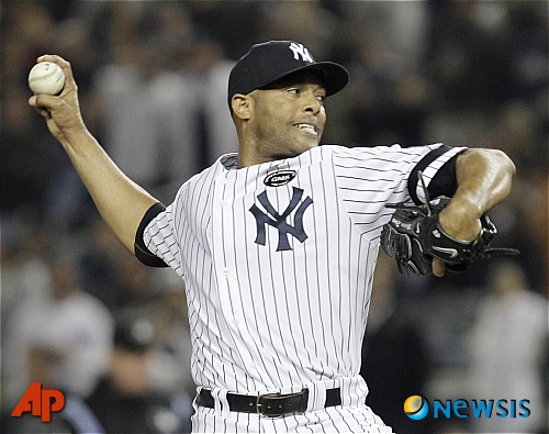 【뉴욕=AP/뉴시스】'제국의 수호신' 마리아노 리베라(41)가 15일(이하 한국시간) 뉴욕 양키스와 2년 총액 3000만 달러(약 345억원)의 계약에 합의했다. 사진은 지난 10월21일 뉴욕주 브롱스의 양키스타디움에서 열린 텍사스 레인저스와의 아메리칸리그 챔피언십시리즈 5차전에서 피칭하고 있는 모습.