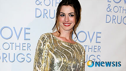 【서울=뉴시스】미 영화 '러브 & 드럭스'(Love and Other Drugs)에 출연한 앤 해서웨이. 해서웨이의 첫 누드 신인 이 영화는 올해 미 영화의 최고 누드 신 10 가운데 하나로 꼽혔다. <사진 출처 : AOL뉴스 웹사이트>