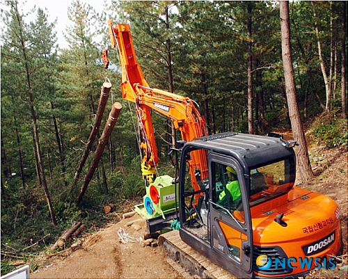 【대전=뉴시스】박희송 기자 = 국립산림과학원은 농림수산식품부 연구과제로 개발한 자동장력 조절형 '스윙야더' 신제품을 출시하고, 16일 관련기관·단체 150여명이 참석하는 가운데 포천시 산림과학원 시험림에서 현장실연회를 연다.&nbsp; 사진은 개발된 자동 장력조절형 스윙야더. (사진=국립산림과학원 제공)&nbsp; photo@newsis.com 