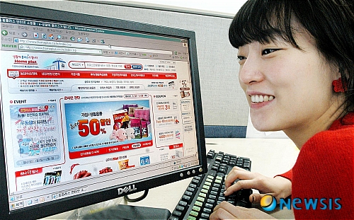 【서울=뉴시스】박상권 기자 = ‘홈플러스 인터넷 쇼핑몰’은 국내 최대 규모의 온라인 그로서리 쇼핑몰로 빠른 배송과 신선함이 특징이다. 2002년 오픈 이후 상품, 품질, 가격, 패밀리카드 적립 등 홈플러스 매장과 동일한 조건 하에서 실시간 쇼핑이 가능하다.  또 과일, 채소, 육류 등 신선식품에서 가전, 패션에 이르기까지 총 3만5000여 가지 상품을 두루 갖추고 있어 고객 입소문을 타며 인기몰이에 나서고 있다.(홈플러스 제공)/photo@newsis.com  