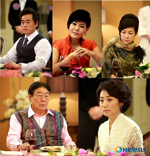 【서울=뉴시스】진현철 기자 = ‘라임앓이’, ‘주원앓이’, ‘까도남’, ‘털털녀’ 등의 유행어를 만들어내며 주목받고 있는 SBS TV 주말 드라마 ‘시크릿가든’은 현빈(28) 하지원(32) 윤상현(37) 김사랑(32) 등이 벌이는 사랑이야기가 중심이다.&nbsp; 그러나 주인공들의 러브스토리가 전부는 아니다. 김성겸(69) 김지숙(54) 박준금(48) 성병숙(55) 이병준(46) 등 재벌가 식구들로 나오는 연기파들이 특색과 개성을 살린 ‘미친 코믹 존재감’으로 극의 재미를 배가하고 있다.&nbsp; 어설픈 명품 악역 이병준이 중심이다. 로엘 백화점의 임원인 박 상무를 연기한다. 자신의 야망을 위해 누나인 봉희(성병숙)를 문 회장(김성겸)의 네 번째 부인으로 앉히고 백화점 사장 주원(현빈)을 밀어내고 사장으로 올라설 기회만 엿보는 인물이다.&nbsp; 심복인 최 실장(최대성)과 함께 주원의 일거수일투족을 감시한다. 주원의 결재 사인을 매일같이 연습하고, 때때로 문 회장에게 주원의 잘못된 경영법을 일러바치는 등 백화점 사장 자리를 노리고 수단과 방법을 가리지 않는 악당이다.&nbsp; 그런데 주원에게 “외종조부라고 불러라”고 큰소리쳤으나 알고보니 ‘외외종조부’가 맞는 단어였다고 안타까워고, 주원의 결재 사인이 하트 모양이 들어간 것으로 바뀌자 “이제 겨우 똑같아졌는데”하며 깊은 한탄을 내뱉기도 한다. 영어대사를 코믹하게 하는 모습도 어설퍼 시청자들은 웃을 수밖에 없다.&nbsp; 허세 가득한 재벌가 자매 연홍(김지숙)과 분홍(박준금)도 볼거리다. 두 번째 부인이 낳은 딸이 오스카(윤상현)의 엄마 연홍, 세 번째 부인이 낳은 딸이 현빈의 엄마 분홍이다. 두 사람은 비극적으로 태어난 숙명 때문에 사이가 좋지 않고 서로를 시기하고 질투한다.&nbsp; 은근슬쩍 서로의 조카들을 비꼬기도 하고, 다이아몬드 반지와 팔찌, 목걸이 등이 어느 쪽이 더 비싼 물건인지 앞다퉈 자랑하려는 모습을 보이기도 한다. 라임(하지원)과의 말싸움에서 늘 뒷목을 잡고 물러나야 하는 분홍, 우아한 말투를 구사하려고 하지만 늘 시끄러운 수다를 선사하는 연홍은 시청자들에게 쏠쏠한 재미를 준다.&nbsp; 주원과 오스카의 외할아버지인 문 회장(김성겸)의 황혼 로맨스도 관심 대상이다. 주원의 로엘백화점을 비롯해 리조트, 면세점, 호텔 등을 소유한 로엘그룹 회장이다. 여러 명의 부인을 둔 다채로운 이력의 소유자로 박 상무의 누나 박봉희(성병숙)를 네 번째 부인으로 맞아 ‘닭살’ 황혼 로맨스를 보여 시청자들을 웃기고 있다.&nbsp; 문 회장은 식사 자리에서 봉희의 숟가락 위에 반찬을 놓아주고, 봉희와의 300일을 기념하기 위해 직접 초콜릿을 만든다. 외출하는 봉희와 똑같은 빨간 목도리를 두르고 집을 나서기도 한다.&nbsp;&nbsp; 제작사 화앤담픽처스는 17일 “막강한 연기력을 자랑하는 관록 있는 배우들의 열연으로 재벌가의 암투를 실감나게 보여줄 예정”이라며 “중년층의 이야기 전개가 시크릿가든이라는 로맨틱 코미디 드라마 완성도에 큰 기여를 할 것”이라고 전했다.&nbsp; <사진> 위 왼쪽부터 시계방향으로 이병준, 김지숙, 박준금, 성병숙, 김성겸&nbsp;&nbsp; agacul@newsis.com