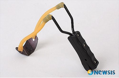 【서울=뉴시스】민지형 기자 = 인터넷 쇼핑몰을 통해 레저용으로 판매되는 '새총'.&nbsp; <사진=쇼핑몰 화면 캡처>&nbsp; mjh@newsis.com