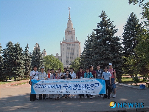 【서울=뉴시스】유희연 기자 = 아주대 경영대학원 온라인 MBA 과정이 국내외 4년제 대학 졸업 또는 졸업 예정자를 대상으로 신입생을 모집한다.&nbsp; 아주대 경영대학원 온라인 MBA 과정은 국내 최초, 최대 규모의 온라인 정규 석사 학위 과정으로 온라인과 오프라인 교차 수강이 가능하고 온라인 수업만으로도 오프라인과 동일한 학위를 받을 수 있다.&nbsp; 지원은 2011년 1월 11일까지며, 문의 또는 상담은 전화(031-213-5162)와 이메일(degree@ajou.ac.kr)을 통해 가능하다.&nbsp; yhy84@newsis.com