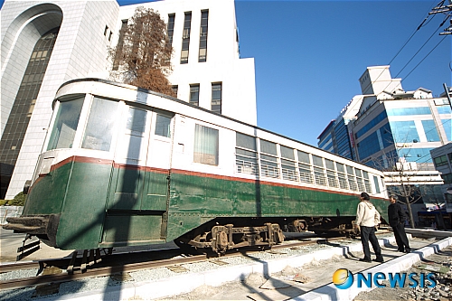【부산=뉴시스】강재순 기자 = 동아대학교가 20일 구덕캠퍼스에 있던 동아대 소유의 전차를 부민캠퍼스 법학전문대학원 앞 문화의 거리로 이전하여 42년여 만에 공개한 가운데 지나던 시민들이 전차를 구경하고 있다. (사진=동아대 제공) <관련기사 있음>&nbsp; kjs0105@newsis.com