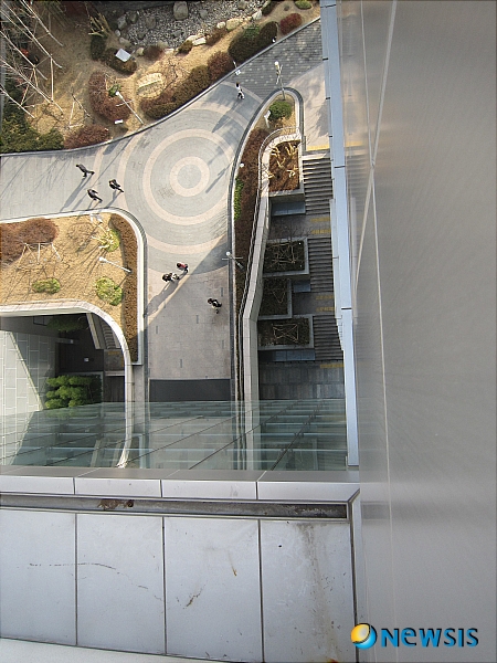 【서울=뉴시스】박대로 기자 = 지난달 25일 오전 서울 영등포구 영등포동 복합쇼핑몰 타임스퀘어 옥상에서 인천 모대학 2학년생 정모씨(22세·여)가 투신해 사망한 사실이 21일 뒤늦게 확인됐다.&nbsp; 사진은 정씨가 뛰어내린 곳에서 아래를 바라본 모습.&nbsp; daero@newsis.com