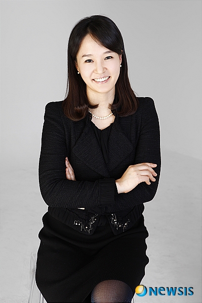 【서울=뉴시스】배인숙 커플매니저 <Q> 저는 32살의 전문직 종사자입니다. 4살 연하의 남자친구는 수영강사인데, 수영강습을 받다가 사귀게 되었습니다. 그는 이전에 사업을 하다 진 빚이 많아서 형편이 안 좋습니다. 그래서 데이트 비용은 주로 제가 냅니다. 그런데 가끔 용돈을 달라고 해서 제 기분을 상하게 합니다. 게다가 직업이 수영강사라 그런지 아는 여자들도 많고, 여자 회원들의 점심 접대도 많은 편입니다. 그것 때문에 싸우기도 하는데, 남친은 자신을 이해해주지 못한다고, 이 일 그만두면 자기 먹여살릴 거냐면서 오히려 화를 내더군요. 제가 여자 문제에 예민한 것은 우연히 그의 과거를 알게 되었기 때문입니다. ‘나를 만나기 전의 일인데…’ 하면서 가볍게 넘겼지만, 여자 얘기만 나오면 예민해지는 건 사실입니다. 부모님은 나이도 어리고, 직업도 불안정한 그와 헤어지라고 하십니다. 여자가 너무 잘나면 남자가 기가 죽어 결혼생활이 원만할 수 없다나요. 하지만 늘 받기만 하고, 이해해 달라고만 하는 그가 야속하면서도 지금은 그를 많이 좋아합니다. 그도 저와 결혼하고 싶다고 합니다. 부모님은 허락해주실 것 같지 않고, 주변에서도 그와 헤어지라고 하는데, 제가 현실을 모르는 건가요? 그와는 잘될 수 없을까요? <A> ‘사랑 없이 결혼하는 건 불행하지만, 사랑만으로 결혼하는 건 어리석다’는 말이 있습니다. 물론 결혼이라는 것이 사랑이 기반이 되어야 하지만, 현실의 벽 앞에서는 사랑도 무기력해질 수 있습니다. 그는 님에게 책임감 있는 모습을 보여주지 못하고 있습니다. 게다가 님이 느끼는 불안감이나 고민에 대해서 이해하지도 못합니다. 님 역시도 그에게 감정의 끌림만 있을 뿐, 결혼상대로서 확신이 없습니다. 결혼 얘기가 오고가는 상황임에도 공감대가 형성되어 있지 않은 것입니다. 완벽한 결혼, 완벽한 배우자는 없지만, 그래도 ‘어떻게 되겠지…’하는 낙관적인 자세는 금물입니다. 변수가 될 수도 있는 부분을 신중하게 고려해서 해답을 찾아야 합니다. 그는 직업상 여자와 만날 기회가 많습니다. 직업을 바꾸지 않을 거라면 적어도 님의 걱정에 감정적으로 대응할 것이 아니라 믿음을 줘야 합니다. 또 하나, 그는 하루빨리 경제적으로 자립을 해야 합니다. 빚이 청산되지 않는 한 결혼을 해서는 안 됩니다. 돈 문제에 대해 단호해질 필요가 있습니다. 님은 그에게 돈많은 여자친구가 아니라 그냥 사랑하는 여자여야 합니다. 결혼정보회사 선우 webmaster@couple.net