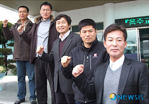 【진주=뉴시스】박세진 기자 = 지난 10월 초 경남 진주시 인사동에서 발생한 30대 주부 살인사건을 해결하는데 결정적인 역할을 한 진주경찰서 형사6팀이 21일 경찰서 앞에서 포즈를 취하고 있다. 오른쪽부터 이영삼 팀장(44·경위), 전조욱(42·이하 경사), 정종락(46), 강정헌(39), 홍민수(36) 형사. <관련기사 있음>&nbsp; sjk@newsis.com