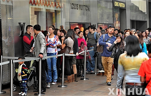 [홍콩=신화/뉴시스] 홍콩 침사추이에 있는 쇼핑센터 하버시티 주변이 물건을 사려고 대기하는 인파로 붐비고 있다. 자료사진. 2025.02.04 