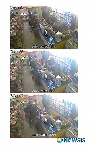 【춘천=뉴시스】김성혜 기자 = 20일 오후 10시 22분께 강원 춘천시 효자동 모대학가에 위치한 편의점에서 미성년자로 보이는 여성 5명이 들어와 여점원 A씨(24·여)를 폭행했다. 이들 중 한 여성이 1991년생 주민등록증을 제시하며 담배를 주문했으나 A씨가 얼굴이 다른 것 같다고 담배 판매를 거절하자 모 대학 학생증을 다시 꺼내 보이며 "이래도 내가 10대냐, 뭐 이런 게 다 있냐"고 욕설을 퍼부으며 폭행한 것으로 알려졌다.(사진=편의점 제공) <관련기사 있음>&nbsp; ssun@newsis.com&nbsp; <동영상: http://blog.naver.com/newsiskw/10099733507>