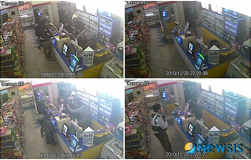 【춘천=뉴시스】강은혜 기자 = 20일 오후 10시 22분께 강원 춘천시 효자동 모대학가에 위치한 편의점에서 미성년자로 보이는 여성 5명이 들어와 여점원 A씨(24·여)를 폭행했다. 이들 중 한 여성이 1991년생 주민등록증을 제시하며 담배를 주문했으나 A씨가 얼굴이 다른 것 같다고 담배 판매를 거절하자 모 대학 학생증을 다시 꺼내 보이며 "이래도 내가 10대냐, 뭐 이런 게 다 있냐"고 욕설을 퍼부으며 폭행한 것으로 알려졌다.(사진=편의점 제공) <관련기사 있음> pensee@newsis.com