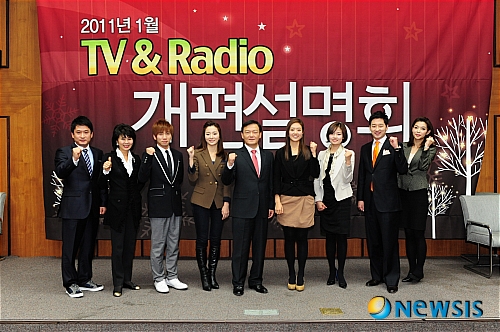 【서울=뉴시스】김정환 기자 = ‘쾌적한국 미수다’, ‘감성다큐 미지수’ 등이 올해로 막을 내린다. ‘한국인의 밥상’, ‘성공예감’ 등이 새해를 맞아 새롭게 방송된다.&nbsp; KBS는 24일 서울 여의도 KBS 신관에서 프로그램 개편 설명회를 열고 2011년 방송지표인 ‘시청자와 함께, 디지털 KBS’를 발표했다.&nbsp; 이를 토대로 ①TV 50년, 시청자와 함께 ②2011 한민족의 미래를 묻다 ③비전 한국! 사회적 성숙을 생각한다 ④글로벌 진단! 세계의 중심을 보다 ⑤명품 다큐멘터리 프로젝트 ⑥위대한 역사, 대한민국 大韓民國 ⑦사랑! 나눔! 감동! KBS ⑧고령화시대! 파워 한국의 길을 찾다 ⑨교육, 대한민국의 미래를 디자인한다 ⑩스마트 KBS, 미래를 연다 등 ‘10대 기획’도 제시했다.&nbsp; TV와 라디오 프로그램도 개편한다. “급변하는 디지털 환경 속에서 국민과 시청자의 기대에 부응하고, 국가 기간방송으로서 공적 책무를 확실하게 수행하기 위해 개편을 단행했다”고 밝혔다.&nbsp; 1TV에 ‘한국인의 밥상’ ‘세상 사는 이야기’ ‘KBS특선 월드’ ‘독립영화관’ ‘상상오락관’, 2TV에 ‘희망 릴레이’ ‘성공예감’ ‘TV 특강’ ‘엄마와 2박3일’ 등이 신설된다.&nbsp; ‘기업열전 K1’, ‘비바 K리그’, ‘수요기획’, ‘쾌적한국 미수다’, ‘감성다큐 미지수’는 폐지된다.&nbsp; “1TV의 경우 지역 제작 프로그램의 전국방송 대폭 확대, 시청자와 함께 하는 프로그램 확대, 밤 시간대 품격 높은 다양한 문화 프로그램 제공 등, 2TV의 경우 핵심시간대 공영성 획기적 강화, 편성의 다양화를 통한 시청자 맞춤 서비스 강화, 소외계층을 위한 사회 공헌 프로그램 확대 등을 개편 방향으로 삼았다”는 설명이다.&nbsp; 신설되는 라디오 프로그램은 ‘라디오 전국일주’, ‘임백천의 라디오 7080’, ‘박철의 대한민국 유행가’, ‘밤의 실내악’, ‘FM 음반 가이드’ 등이다.&nbsp; KBS는 “라디오 개편은 채널별 특성화를 추구하고, 공영성 높고 재미있는 프로그램을 개발하는 데 주안점을 뒀다”고 알렸다.&nbsp; 2011년 1월1일부터 적용된다.&nbsp; ace@newsis.com 