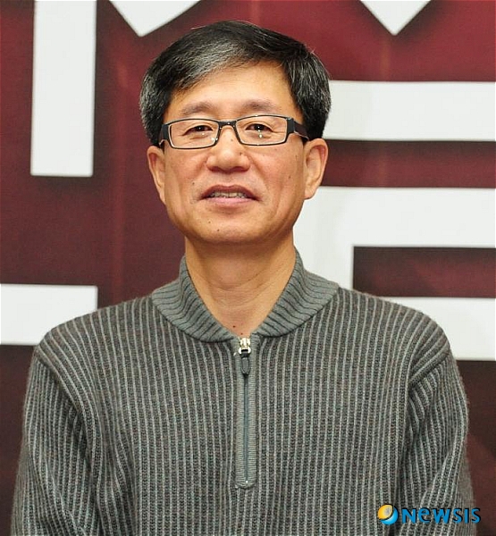 【서울=뉴시스】백영미 기자 = 2011년 1월1일 KBS TV와 라디오 프로그램 개편에 따라 스타들이 진행자로 대거 컴백한다.&nbsp; 남희석(39)은 2TV 신설 시사프로그램 ‘일요일 밤으로’의 MC가 됐다. 1주간의 국내외 이슈를 가지고 스튜디오 대담형식으로 이뤄지는 프로그램이다. 일요일 밤 11시35분에 방송된다.&nbsp; 이봉원(47)·박미선(43) 부부와 이성미(51)는 2TV ‘개그스타’를 이끈다. 개그맨 지망생들을 발굴, 육성하는 프로그램이다. 토요일 밤 12시35분에 방송된다.&nbsp; 박철(42)은 8년 만에 지상파 라디오 DJ로 다시 마이크를 잡는다. KBS 해피FM(106.1㎒) 신설 ‘대한민국 유행가’의 DJ로 발탁됐다. 박철은 2003년 4월 SBS 러브FM ‘박철의 두시탈출’을 진행하다 청취자를 모욕했다는 이유로 사퇴했다.&nbsp; 최강희(33)는 KBS 쿨FM(89.1㎒) ‘볼륨을 높여요’ DJ로 복귀한다. 2006년에 자신이 진행한 프로그램이다.&nbsp; 2008년 첫 아기를 얻은 김보민(32) 아나운서는 2TV ‘스포츠 타임’ MC가 됐다. 15개월 만의 복귀다. 박사임(31) 아나운서는 2TV ‘생방송 세계는 지금’을 진행한다. ‘생방송 시사360’ 후속 프로그램이다. 월·화·목요일 밤 12시15분, 수요일 밤 12시5분에 방송된다.&nbsp; 윤수영(29) 아나운서는 실업난 해소를 위한 구직 프로그램 1TV ‘희망119’ 진행자로 낙점됐다. 토요일 오전 11시에 시청자들을 찾아간다.&nbsp; 변기수(31)는 남성듀오 ‘캔’의 바통을 이어받아 쿨FM ‘미스터 라디오’의 DJ로 발탁됐다. 가수 요조(29)는 쿨FM ‘오정연의 3시와 5시 사이’ 후속 프로그램인 ‘히든 트랙’을 맡았다.&nbsp; DJ 임문일(60)과 이택림(54)의 목소리도 해피FM을 통해 다시 들을 수 있게 됐다.&nbsp; 15년 만에 복귀하는 임문일은 밤 12시 ‘0시의 음악여행 임문일입니다’, 이택림은 평일 오후 6시 ‘즐거운 저녁길 이택림입니다’를 책임진다.&nbsp; positive100@newsis.com 