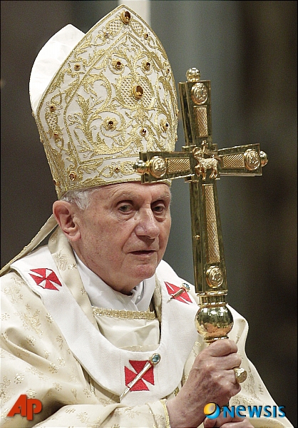 【바티칸=AP/뉴시스】교황 베네딕토 16세가 24일(현지시간) 바티칸의 성 베드로 대성당에서 크리스마스 미사를 집전하고 있다.&nbsp; 교황은 앞서 BBC 라디오 뉴스 '투데이'를 통해 영국 전역에 방송된 성탄메시지에서 "어떤 형태로든 고통을 겪고 있는 모든 사람을 위해 기도드린다"며 하느님은 언제나 약속을 지키시지만 종종 그 약속을 지키는 방식은 우리를 놀라게 한다"고 말했다. 