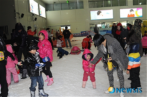 【부천=뉴시스】정일형 기자 = 25일 오전 11시30분께 경기 부천시 상동 웅진플레이도시 실내스키장에서 아이들이 인공눈을 만지면서 기쁨을 만끽하고 있다.&nbsp; jih@newsis.com&nbsp; 