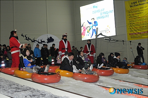 【부천=뉴시스】정일형 기자 = 25일 경기 부천시 상동에 위치한 실내눈썰매장에서 아이들이 눈썰매를 타기 위해 준비하고 있다.&nbsp; jih@newsis.com&nbsp; 