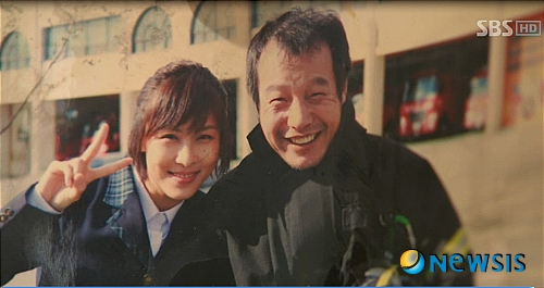 【서울=뉴시스】김정환 기자 = SBS TV 주말드라마 ‘시크릿 가든’의 길라임(하지원)과 김주원(현빈)의 만남이 우연만은 아니었다는 정황이 드러났다.&nbsp; 26일 주원의 몸으로 들어간 라임은 주원 집 욕실에서 면도를 하던 중 사물함에 있던 약을 발견한다. 약을 보면서 지난 번 김주원과 몸이 뒤바뀌었을 때 이종사촌형 오스카(윤상현)가 했던 말들을 떠올리게 된다.&nbsp; 당시 오스카는 평소와 달리 살갑게 구는 주원(사실은 라임)을 반기며 “너 진짜 완전 이상하다. 오랜만에 동생 모습이었어. 그 사고 이후로는…”라고 했다. 과거를 모르고 있는 몸만 주원인 라임이 “사고?”라며 의아해하자 오스카는 당황해하며 “말이 헛나왔다. 사고가 아니고 사이코, 사이코”라고 얼버무렸다. 또 오스카는 현관문 비밀번호를 모르는 주원(라임)을 “언제부터 그래? 자주 그래? 비밀번호 말고 또 기억이 안 나거나, 뭔가 기억이 나거나?”하며 걱정한다.&nbsp; 같은 시간, 라임에게 빙의한 주원은 액션스쿨 라임의 라커 문 안쪽에 붙어 있는 라임 부녀의 사진을 바라 보며 “이런 말씀드리면 속보이지만 어쩐지 꼭 뵌 적 있는 분 같구. 막 친근하구… 그렇습니다”라고 혼잣말을 한다.&nbsp; 이제까지의 주원은 폐소공포증이 있어서 엘리베에터를 아예 타지 못하는 것으로 나왔다. 그래서인지 차도 3대나 갖고 있지만 그 중 가장 좋아하는 차가 지붕을 열어 젖힐 수 있는 BMW Z4 로드스터다. 비행기도 간신히 탄다.&nbsp;&nbsp; 라임의 아버지(정인기)는 소방관이었는데 사고 현장에 출동했다가 순직한 것으로 설정돼 있다.&nbsp; 이러한 내용들로 볼 때 주원이 수년 전 끔찍한 사고를 겪고, 라임의 부친이 주원을 구하고 대신 숨졌다는 추정이 가능하다. 주원은 사고 이후 기억상실증에 걸려 당시 상황을 기억하지 못하고, 폐소공포증도 사고 후유증으로 생긴 것으로 추론할 수 있다.&nbsp; 시청자들의 의견도 대체로 같다. ‘아마도 라임이 아빠가 돌아가신 사고 현장에 주원이 있었던 것은 아닐까요? 폐소공포도 그렇고… 아마 아빠가 한 번 살려준 운명이니 우리 딸 위해 희생하라고…’, ‘예전에 주원 사고 난 것 같고… 그 현장으로 출동한 119구조원이 라임이 아빠인듯’, ‘나도 그런 생각했다. 그때 사고로 주원이 폐소공포증 느끼는데… 뒤에 어떤 사건으로 주원이 생각해낼듯…’, ‘주원이 구해준 분이 라임이 아빠 아닌가요? 그 사고로 아빠 죽은 것?’ 등의 의견을 내고 있다.&nbsp; 한편 이날 방송 말미에 라임(주원)이 부친의 기일을 모르는 것을 의심한 액션스쿨 감독 임종석(이필립)이 던진 함정성 질문에 라임이 걸려들고, 라임(주원) 역시 절친한 친구이자 주치의인 이지현(유서진)을 알아보지 못한 사실을 오스카가 캐물었다. 총 20회 중 6회를 남긴 ‘시크릿가든’은 더욱 긴박하게 전개될 전망이다. 이날 시청률은 26.5% (TNmS)였다.&nbsp; ace@newsis.com