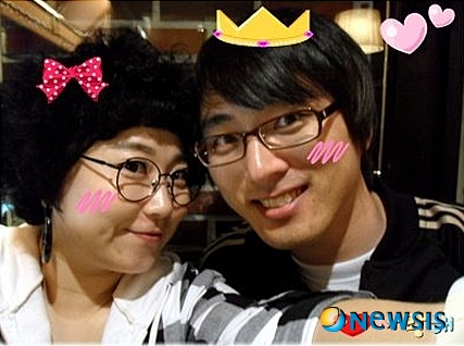 【서울=뉴시스】김지은 기자 = 개그우먼 손명은(31)이 내년 2월19일 서울 여의도 KT홀에서 유학파 황모씨(34)와 결혼한다.&nbsp; 지난해 가을 아는 사람의 소개로 만나 1년여 열애 끝에 이날 부부로 맺어지게 됐다. 결혼식 후에는 연예활동을 접고 님편의 직장이 있는 호주에 신혼살림을 차린다는 계획이다.&nbsp; 손명은은 자신의 홈페이지에 예비신랑의 사진을 공개했다. ‘명은이도 시집가는 기적 같은 세상’이라며 유머도 잊지 않았다.&nbsp; 2001년 SBS 개그맨으로 데뷔한 손명은은 가수 현미(73) 닮은꼴로 얼굴을 알렸으며, SBS TV ‘웃음을 찾는 사람들’의 ‘맨발의 코봉이’ 등에 출연했다.&nbsp; kje1321@newsis.com