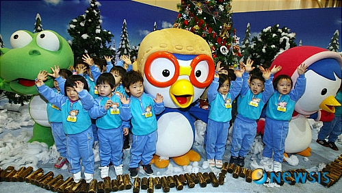 【부산=뉴시스】 하경민 기자 = 28일 오전 부산 해운대 벡스코에서 열린 '신나는 뽀로로 놀이동산' 행사장을 찾은 어린이들이 만화 주인공 캐릭터 조형물과 함께 기념촬영을 하고 있다.&nbsp; 내년 2월6일까지 열리는 이번 행사에는 암벽타기, 장난감존, 과학놀이, 수상보트 놀이, 낚시놀이 등 10여가지의 놀이 체험전이 마련돼 있다.&nbsp; yulnetphoto@newsis.com 