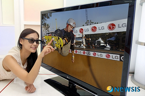【서울=뉴시스】LG전자는 내년 1월 6~9일 미국 라스베이거스에서 열리는 세계 최대 가전전시회 'CES 2011'에서 차세대 FPR(필름패턴 편광안경방식) 3D패널을 적용한 '시네마3D(3차원 입체영상) TV'를 대거 공개한다고 29일 밝혔다. 기존 42, 47, 55인치 제품 외에 65인치 등 3개 시리즈 7개 모델의 시네마 3D TV를 선보일 예정이다. 신제품은 어지럼증, 어두운 화면, 불편한 안경 등 기존 3D TV의 문제점을 개선하 제품이란 게 LG전자의 설명이다. 시네마 3D TV라는 이름도 3D 영화관과 같은 3D 영상을 가정에서도 구현하겠다는 뜻이다. (사진=LG전자 제공) photo@newsis.com