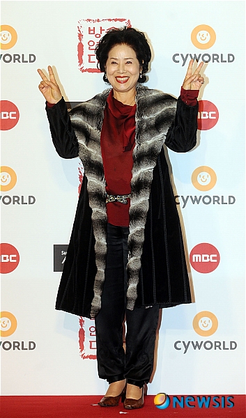 【고양=뉴시스】허경 기자 = 배우 선우용녀가 29일 오후 경기도 고양시 일산MBC드림센터에서 열린 MBC방송연예대상 시상식에서 포즈를 취하고 있다. neohk@newsis.com