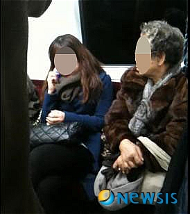 【서울=뉴시스】&nbsp; 젊은 여성이 지하철에서 백발의 할머니에게 막말을 퍼붓고 있는 장면이 담긴 동영상이 유포돼 논란이 일고 있다.&nbsp; photo@newsis.com&nbsp; 