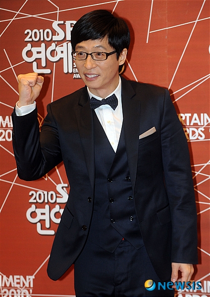 【서울=뉴시스】박종민 기자 = MC 유재석이 30일 오후 '2010 연예대상'이 열린 서울 등촌동 SBS공개홀에서 포토타임을 갖고 있다.&nbsp; jmc@newsis.com