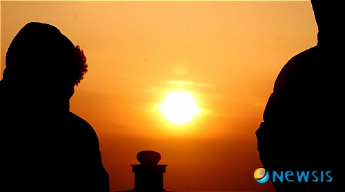 【강릉=뉴시스】김경목 기자 = 강원 강릉시민들이 31일 오전 강릉시 강릉항 방파제에서 구름을 뚫고 솟아오르는 올해의 마지막 일출을 바라보면서 아쉬웠던 한해를 뒤돌아보며 새해의 희망을 꿈꾸고 있다.&nbsp; photo31@newsis.com 