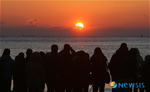 【부산=뉴시스】 하경민 기자 = 신묘(辛卯年)년 '토끼띠'해 첫날인 1일 오전 부산 해운대해수욕장에서 영하 추운 날씨속에서도 수 만명의 해맞이 인파가 장엄한 새해 첫 일출을 구경하고 있다.&nbsp; yulnetphoto@newsis.com 