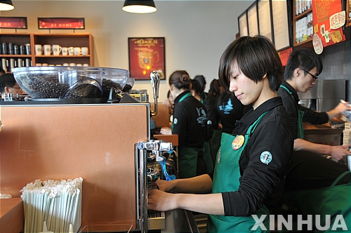 [샤먼(중국 푸젠성)=신화/뉴시스] 3일(현지 시간) 파이낸셜타임스(FT), 월스트리트저널(WSJ)에 따르면 스타벅스는 중국 내 8000개 매장 운영하는 사업체의 지분 60%를 보위캐피털이 인수하고, 자사는 40%의 지분을 유지하기로 합의했다. 사진은 중국 푸젠성 샤먼에 개점한 스타벅스 매장. 2025.11.04.