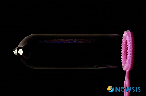 【서울=뉴시스】원작 박인권·글 유운하 ◇제12화 콘돔회사<55회> 하류는 머리도 식힐 겸 청양제비 형만을 따라 나서기로 했다. 외출을 위해 양복을 입고 있는 하류에게 청양제비가 눈을 흘겼다. <관련기사 있음> www.wooshinbooks.co.kr