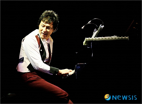 【서울=뉴시스】이재훈 기자 = 의사 출신 재일 한국인 2세 피아니스트 양방언(51)이 영화 ‘천년학’ 등 자신이 참여한 OST 수록곡들을 영상과 함께 선보이는 콘서트를 마련한다. <관련기사 있음>&nbsp; realpaper7@newsis.com&nbsp; 