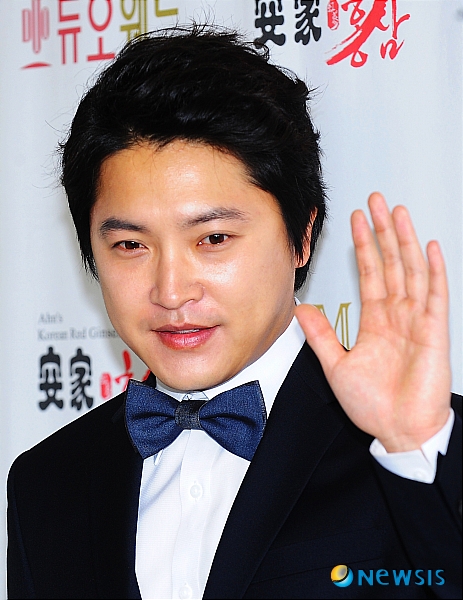 【서울=뉴시스】김인철 인턴기자 = 9일 오후 서울 강남구 마벨러스 컨벤션 3층 그랜드볼룸에서 탤런트 안재모가 결혼식에 앞서 포토타임을 갖고 있다.&nbsp; yatoya@newsis.com