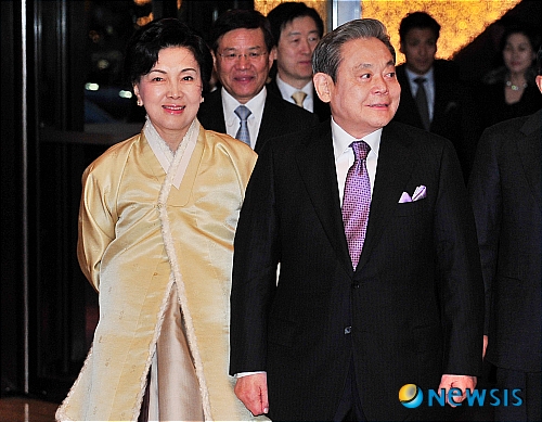 【서울=뉴시스】박세연 기자 = 9일 오후 서울 서울 장충동 신라호텔에서 열린 이건희 삼성전자 회장 칠순기념 만찬에 참석한 이건희 회장과 홍라희 여사가 밝은 표정으로 호텔로 들어서고 있다.&nbsp;&nbsp;&nbsp;&nbsp; psy5179@newsis.com&nbsp; 