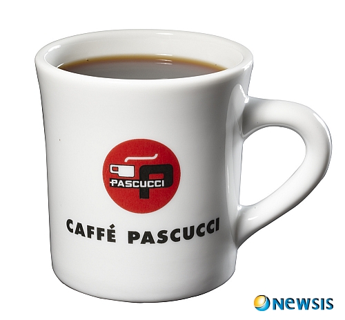 【서울=뉴시스】박상권 기자 = 커피 브랜드 파스쿠찌는 11일 피로와 과음으로 지친 현대인의 피로를 해소시키는데 탁월한 ‘레드아이’ 커피를 선보인다.&nbsp; 레드아이는 오리지널 드립커피에 에스프레소 샷을 혼합한 커피로, 커피의 향과 농도가 조금 짙다.&nbsp; 에스프레소 샷에 물을 섞는 아메리카노와 달리 이 제품은 에스프레소의 진한 농도와 드립커피의 깊은 향과 동시에 즐길 수 있는 것이 특징이다. 레귤러 4300원, 라지 4800원.&nbsp; 파스쿠찌 관계자는 “레드아이 커피는 카페인의 효과로 중추신경을 자극시켜 정신을 맑게 해주는 작용을 하므로 일상 업무에 지친 현대인들이나 좀 더 진한 커피를 원하는 사람들에게 안성맞춤”이라고 말했다.&nbsp; 한편 신제품 출시를 기념해, 총 45명에게 뮤지컬 ‘아이다’ 초대 이벤트도 진행 한다&nbsp; 문의:파스쿠찌 홈페이지(www.caffe-pascucci.co.kr)./photo@newsis.com