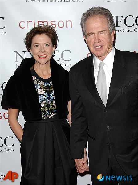 【뉴욕(미 뉴욕주)=AP/뉴시스】배우 아네트 베닝과 워렌 비티 부부가 10일(현지시간) 미국 뉴욕에서 열린 2011 뉴요영화비평서클 어워즈에 참석, 포토타임을 갖고 있다.