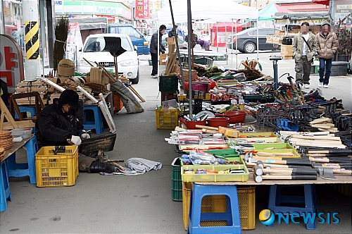 【증평=뉴시스】강신욱 기자 = 충북 음성군, 괴산군에 이어 증평군이 구제역 확산을 막기 위해 5일장을 잠정 폐쇄하기로 했고 진천군도 이를 적극 검토하고 있어 중부4군 5일장 상인들이 생계에 타격을 입을 것으로 우려되고 있다. 11일 구제역이 진정될 때까지 잠정 폐쇄되는 증평장은 맹추위 속에서 한산한 모습이다. ksw64@newsis.com