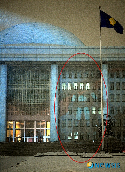 【서울=뉴시스】서재훈 기자 = 어린 시절 만화영화 '로봇 태권브이'의 상상 속에서만 가능할 법한 이 같은 일들이 11일 저녁 서울 여의도 국회의사당 앞에서 현실로 나타났다.&nbsp; 대한민국이 어려움에 처했을 때 서울 여의도 국회의사당의 돔이 열리고 그 속에서 만화영화 주인공인 '로봇 태권브이'가 출동해 위기에 처한 대한민국을 구해낸다는 것이다.&nbsp; 이번 행사는 '전설의 돔 오픈 이벤트'로 민주당 최문순 의원과 한나라당 이군현 의원이 공동개최하고, ㈜로보트 태권브이가 주관했다.&nbsp; 최문순 의원과 이군현 의원 측은 "안보위기 속에 진행되는 이번 행사가 국민들에게 희망의 메시지를 전달하고 국민들을 단합시키는 계기로 작용했으면 좋겠다, 국회의원들끼리 싸우는 모습 등으로 국민들에게 부정적인 이미지를 줬던 국회가 이번 행사를 통해 희망의 메시지를 주고 새로운 공간으로 거듭났으면 좋겠다"고 말했다.&nbsp; jhseo@newsis.com