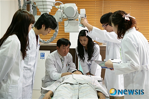 【부산=뉴시스】하경민 기자 = 동의과학대학은 최근 발표된 제38회 방사선사 국가시험에서 대학의 방사선과 학생들이 합격률 94%를 기록했다고 13일 밝혔다.&nbsp; 사진은 대학 방사선과 학생들의 실습장면. (사진=동의과학대학 제공)&nbsp; yulnetphoto@newsis.com