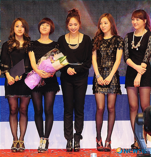 【서울=뉴시스】김인철 인턴기자 = 13일 오후 서울 강남구 임페리얼 팰리스호텔에서 열린 '2011 콘텐츠인 신년 인사회'에서 한류 유공자 표창을 수상한 가수 카라가 기념촬영을 하고 있다.&nbsp; yatoya@newsis.com