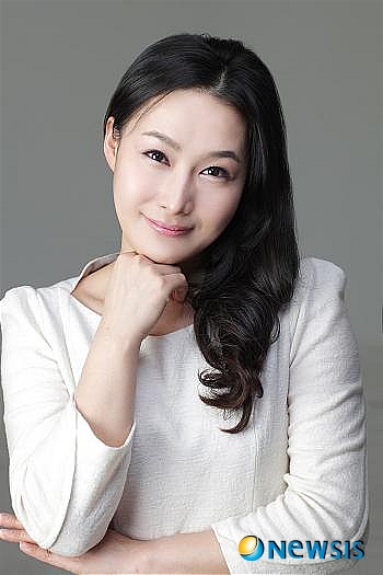 【서울=뉴시스】구경미 커플매니저&nbsp; [Q] 32세의 직장녀입니다. 사귀는 사람과 헤어지고 2년 만에 부모님이 주선한 선을 보았습니다. 4살 위의 그는 증권업에 종사하는데, 저는 30대 중반의 남자랑 처음 만나보는지라 좀 어색하기도 했습니다.&nbsp; 우리 둘 다 나이가 있어선지 간단한 것을 물어보고 1시간여 만에 일어섰습니다. 저는 그가 마음에 들었는데, 연락이 없어 며칠 만에 문자를 보냈더니 전화를 했더군요. 눈 딱 감고 밥 사달라고 해서 2번째 만났습니다. 그 후로도 연락이 없었습니다.&nbsp; 그러다가 집안 결혼식이 있어 갔다가 그와 마주쳤습니다. 얼떨결에 인사를 했지만, 자존심이 많이 상했던 터라 그냥 식장을 나왔습니다. 30대의 만남은 참 어려운 것 같아요. 열정이 있는 것도 아니고, 새로운 것도 부담되고. 그에게 연락을 다시 해볼까요, 아니면 여기서 그냥 접어야 할까요?&nbsp;&nbsp; [A] 30대에는 사랑에 올인하기 어려운 현실적인 요인들이 많습니다. 결혼도 생각해야 하고, 나이를 의식하니까 감정에 충실하기도 어렵지요.&nbsp; 더구나 30대 여자들은 관계의 발전에 대한 강박관념 같은 게 있습니다. 너무 빨리 진지해지고, 너무 빨리 관계를 규정하려고 하고, 이런 경향이 남자들에게 부담을 주는 것 같습니다. 그래서 남자가 빨리 전화를 안 해주면 나를 좋아하지 않는구나, 생각하고 포기하는 것입니다.&nbsp; 님은 적당한 선에서 호감을 표시했습니다. 그것은 결혼을 위한 긍정적인 자세입니다. 결혼식날의 우연한 만남 이후 한번쯤은 연락할만도 한데, 그분은 너무 신중하거나 마음이 없는 것 같습니다.&nbsp; 다시 연락했다가 같은 결과가 나오면 님도 자존심 상하고, 그분도 미안함을 갖게 될지 모릅니다. 연락이 안 오면 정리를 하는 게 좋겠습니다.&nbsp; 님처럼 좋으면 좋다고 표현할 줄 아는 분이라면 진짜 사랑을 만날 수 있을 겁니다.&nbsp; 결혼정보회사 선우/ 사연접수 webmaster@couple.net&nbsp;&nbsp; 