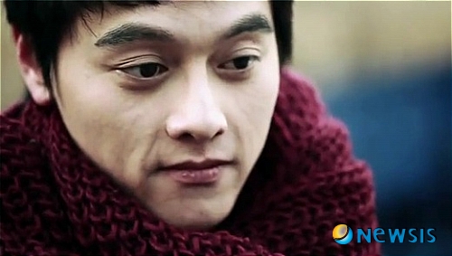 【서울=뉴시스】이재훈 기자 = 탤런트 정다빈(1980~2007)의 남자친구인 영화배우 강희(26)가 3년 만에 컴백했다.&nbsp; 강희는 가수 간종욱(29)이 14일 발표한 2집 타이틀곡 ‘십년도 모자라’ 뮤직비디오에 등장하며 기지개를 켰다.&nbsp; 간종욱의 권유로 출연했다. 한 때 같은 소속사에서 한솥밥을 먹으며 친분을 쌓은 사이다. 강희는 간종욱의 ‘약한 남자’ 뮤직비디오에도 출연했다.&nbsp; 강희는 정다빈이 2007년 자살했을 당시의 남자친구다. 정다빈은 강희 집에서 숨을 거뒀고 이후 강희는 정신과 치료를 받기도 했다. 강희는 2008년 1월 개봉한 영화 ‘내 사랑 유리에’ 출연했다. 같은 해 6월 입대, 지난해 전역했다.&nbsp;&nbsp; realpaper7@newsis.com 