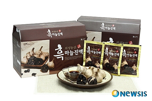 【서울=뉴시스】유희연 기자 = 10년간 의성흑마늘 제품만을 전문적으로 제조, 판매해 온 의성농산 영농조합법인(www.esmn.co.kr)이 ‘의성농산 흑마늘 진액’을 선보였다. 이 제품은 다른 첨가물 없이 100% 의성흑마늘로 만들어진 제품이다. 정품확인은 홀로그램 부착으로 가능하다. yhy84@newsis.com