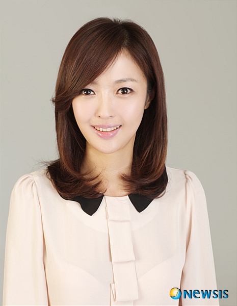 【서울=뉴시스】이성미 커플매니저&nbsp; [Q] 3년 넘게 연애한 커플입니다. 서로를 속속들이 잘 알고, 친구들과도 친하게 지내왔어요. 문제는 애인이 제 친구들과 너무 허물없이 친하다고 할까요? 친구 A와 애인이 20분 거리에 사는데, 출근할 때 카풀을 하겠다고 합니다. 애인 회사 오가는 길도 아니고, 그 친구를 데려다주려면 좀 돌아가야 합니다. 거기다가 애인인 저도 아닌 제 친구와 카풀하는 게 기분이 안 좋아서 그만 두라고 했더니 제가 더 이상하답니다.&nbsp; 설령 그렇게 생각이 들어도 제가 싫어하면 안 해야 되는 거 아닌가요? 왜 굳이 제 기분 상해가면서 카풀을 계속할까요? 그 일로 심하게 싸운 뒤 애인은 서로 너무 다르다면서 생각할 시간을 갖자고 합니다. 애인이 왜 하루 아침에 사람이 달라졌는지, 제가 정말 잘못한 건지 잘 모르겠어요.&nbsp; [A] 오픈 연애는 잘되지 않습니다. 3년이라면 편하기는 해도 서로에 대한 기대치나 설렘은 거의 없습니다. 게다가 친구들과 자주 만났다면 어느 순간부터 둘이 만나는 것보다는 여럿이 어울리는 것이 더 편하게 될 수도 있습니다. 둘 사이에서 누군가를 찾게 되면 두 사람의 관계는 더 이상 특별하지 않습니다. 게다가 실제로 애인의 친구에게 호감을 느껴 헤어지는 커플들도 적지 않고요.&nbsp; 한편으로는 애인 입장에서 보면 님이 자신의 호의를 불순하게 받아들이는 것으로 오해했을 수도 있습니다. 그래서 고집을 피우는 거지요. 감정적으로 대응하지 말고, 애인에게 “나도 다른 남자랑 카풀하면 좋겠느냐?”는 식으로 입장 바꿔 생각하도록 해보세요. 또 한가지는, 카풀을 하는 A양에게 얘기를 해보는 겁니다. A양이 님의 입장을 이해한다면 친구를 힘들게 할 행동을 굳이 할 이유는 없겠지요. 애인에게 딴 마음이 없다면요.&nbsp; 결혼정보회사 선우/ 사연접수 webmaster@couple.net&nbsp;&nbsp; 