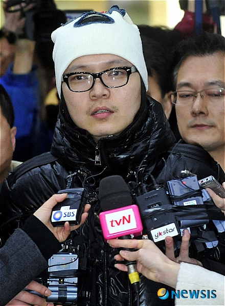 【서울=뉴시스】서재훈 기자 = 필리핀에서의 원정도박 의혹이 불거지면서 약 5개월간 해외 도피 생활을 했던 MC 겸 가수 신정환이 돌연 귀국의사를 밝힌 가운데 19일 오후 서울지방경찰청으로 조사를 받기 위해 들어서고 있다.&nbsp; jhseo@newsis.com