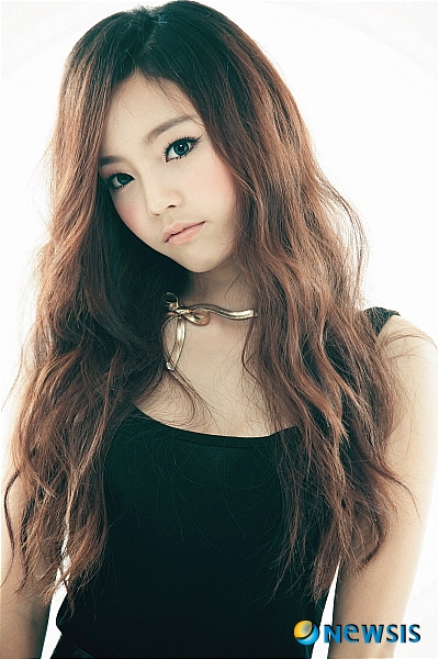 【서울=뉴시스】이재훈 기자 = 가수 구하라(20)가 매니지먼트사 DSP미디어에 남기로 결정했다.&nbsp; 구하라는 그룹 ‘카라’의 다른 멤버들인 한승연(23), 정니콜(20), 강지영(17)과 함께 DSP미디어에게 전속계약 해지를 통보했지만 19일 이를 철회했다. 구하라는 내용을 알지 못하고 참여했다면서 전속계약 해지 통보를 철회하겠다는 의사를 내비친 것으로 알려졌다.&nbsp; 한편, DSP는 한승연 등이 전속계약 해지통보 이유로 든 “연예활동에 대한 무조건적인 강요와 인격모독, 각종 무단계약 등”이 억울하다는 입장이다.&nbsp; 이호연(57) 대표가 병상에 있어 카라의 매니지먼트 부실이 초래됐다는 주장에 대해서는 최근 일본 내 인기를 예로 들며 부인했다.&nbsp; 수익배분의 경우, 카라 멤버들에게 유리하게 정산 처리해 왔으며 입금되는 즉시 배분했다고 해명했다. 한승연 등 3명의 이러한 행위가 지속되면 법적 책임을 묻는다는 방침이다.&nbsp; 앞서 한승연 등 3명은 이날 법무법인 랜드마크를 통해 자신들을 돈벌이 수단으로만 악용했다면서 DSP에게 전속계약 해지를 통보했다고 밝혔다.&nbsp;&nbsp; 카라는 2007년 데뷔했다. ‘미스터’, ‘루팡’ 등의 히트곡을 냈다. 지난해 8월 일본으로 진출, ‘점핑’과 ‘걸스 토크’ 등을 잇따라 히트시켰다. 지난 5일 일본레코드협회가 발표한 ‘제25회 일본 골드디스크 대상’에서 ‘소녀시대’와 함께 신인상을 받았다. 일본 TV도쿄 드라마 ‘우라카라’에 주인공으로 출연 중이기도 하다.&nbsp; realpaper7@newsis.com&nbsp; 