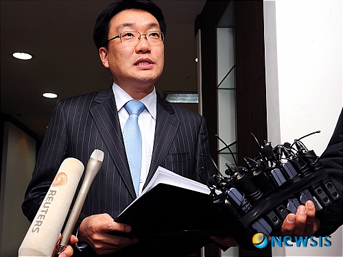 【서울=뉴시스】박동욱 인턴기자 = 소속사인 DSP미디어에 계약해지를 통보한 카라의 한승연, 니콜, 강지영의 입장발표가 열리는 21일 오후 서울 강남구 법률사무소 랜드마크 사무실에서 법률 대리인 홍명호 변호사가 공식입장을 전하고 있다.&nbsp; fufus@newsis.com