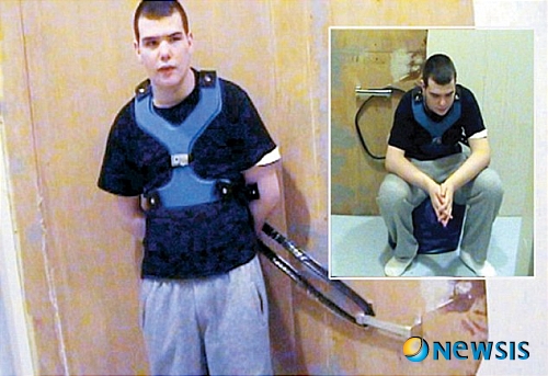 【서울=뉴시스】네덜란드의 한 정신병원에서 18살의 한 남성 환자가 벽에 밧줄로 묶여 자유가 속박된 상태로 지내는 모습을 담은 다큐멘터리 필름이 방영돼 네덜란드 국민들이 분노하고 있다. 사진음 벽에 묶여 있는 브랜든 반 잉겐의 모습. <사진 출처 : 英 데일리 메일 웹사이트>