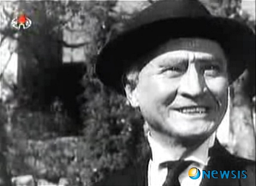 【서울=뉴시스】= 배우 최민수씨의 외조부 강홍식씨가 1971년 북한 정치범 수용소에서 사망한 것으로 알려졌다. 사진은 영화 '최학신 일가'에 '리챠드 목사'역으로 출연했던 강홍식씨 (출처: 열린북한방송)/photo@newsis.com 