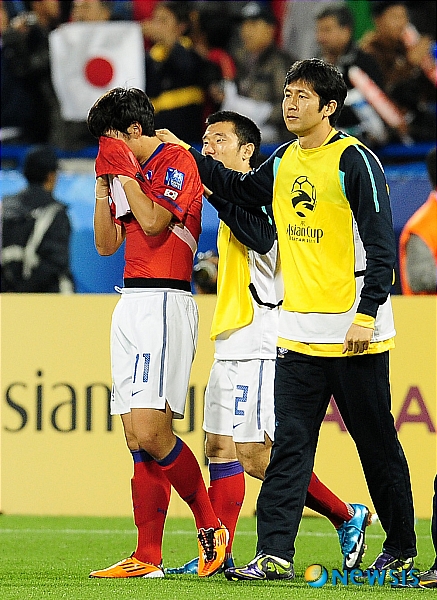 【도하(카타르)=뉴시스】이동원 특파원 = 25일 오후(한국시각) 카타르 도하 알 가라파스타디움에서 2011 AFC 아시안컵 4강전 한국과 일본의 경기에서 승부차기 끝에 0대3으로 패하며 결승진출에 실패했다. 경기를 마친 선수들이 아쉬워하고 있다.dwlee@newsis.com